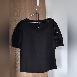 Jane + Delancey Black Eyelet Puff Sleeve Tee XL & Black Graduated Neclace